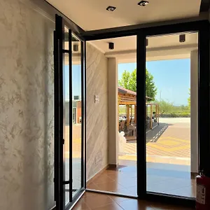 Kamberi & 2*, Velipoja Albánia